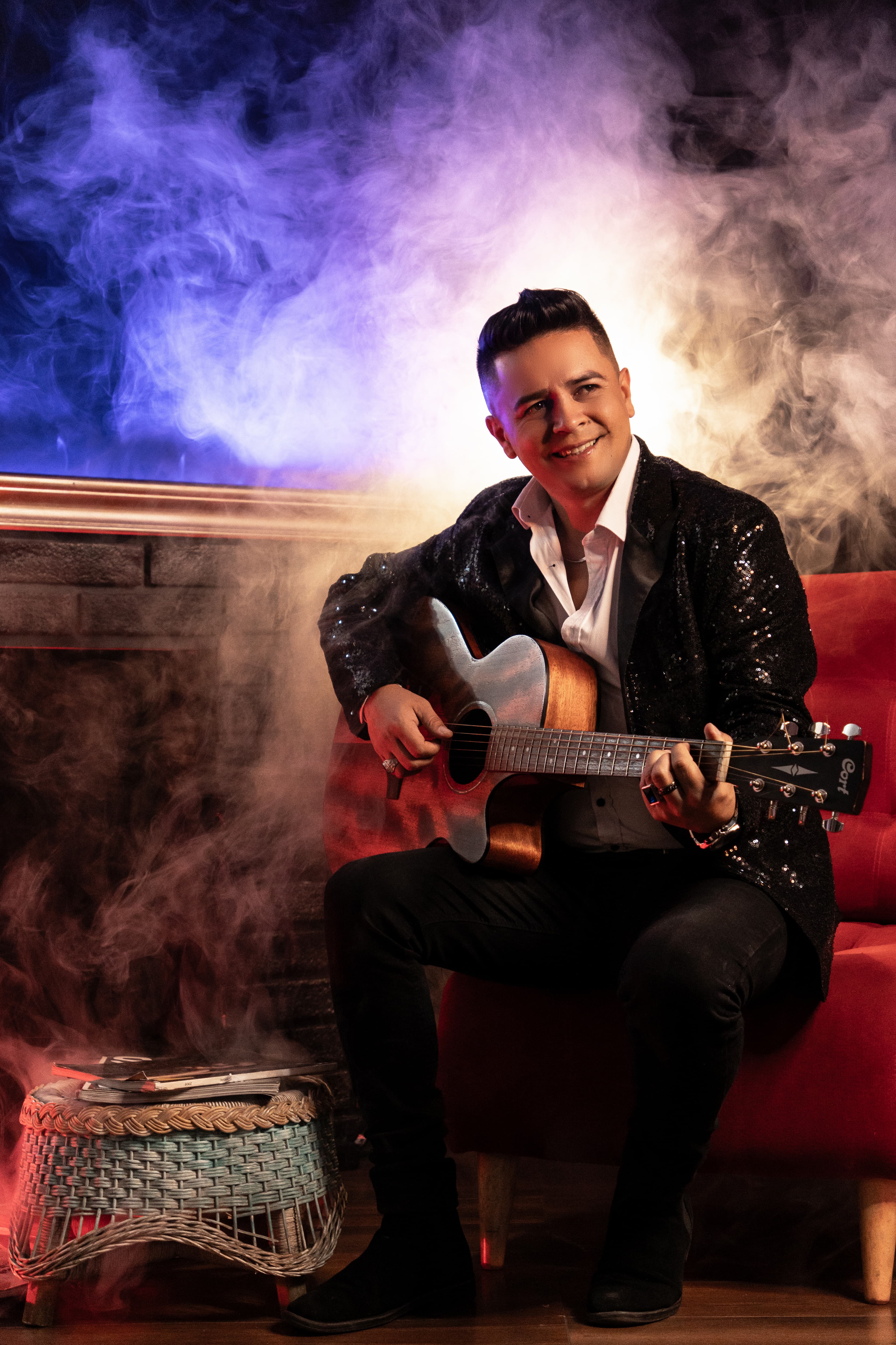 Mao Martínez tocando guitarra durante una sesión fotográfica nocturna